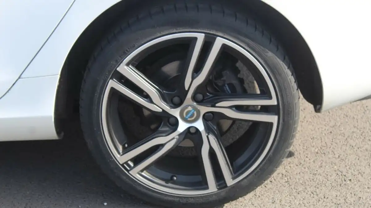 2016-volvo-v40-20td-d2-r-design-pro-big-2