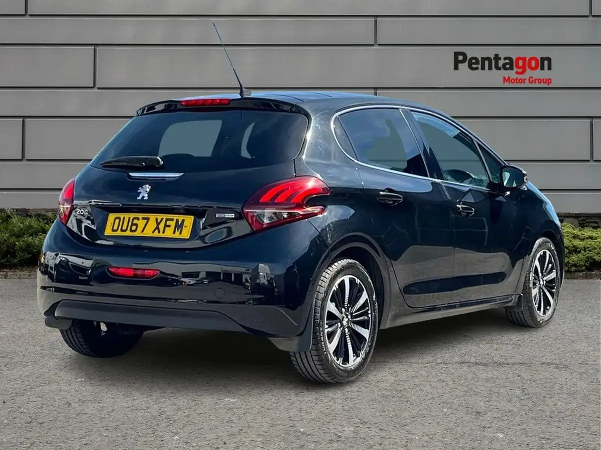 2017-peugeot-208-12-puretech-allure-premium-big-3