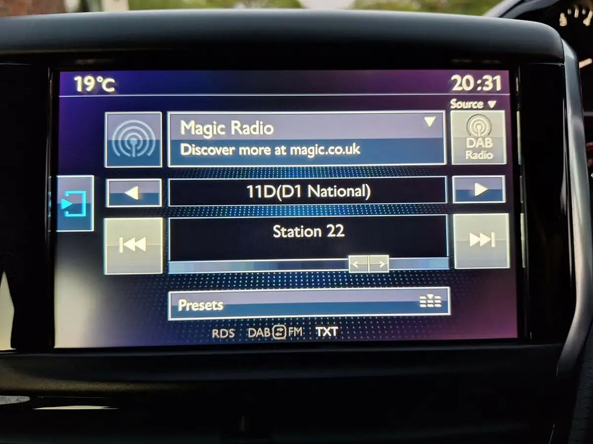 2016-peugeot-208-big-26