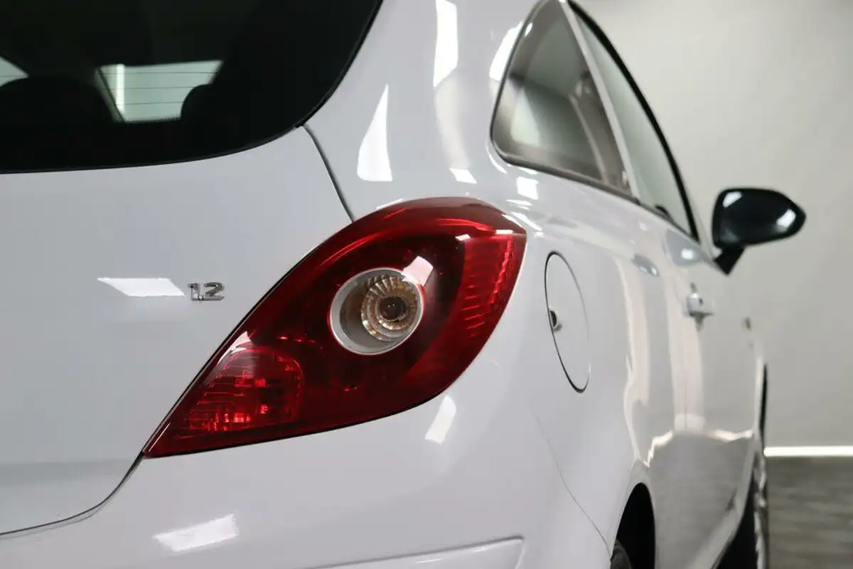 2011-vauxhall-corsa-12-excite-3d-big-22