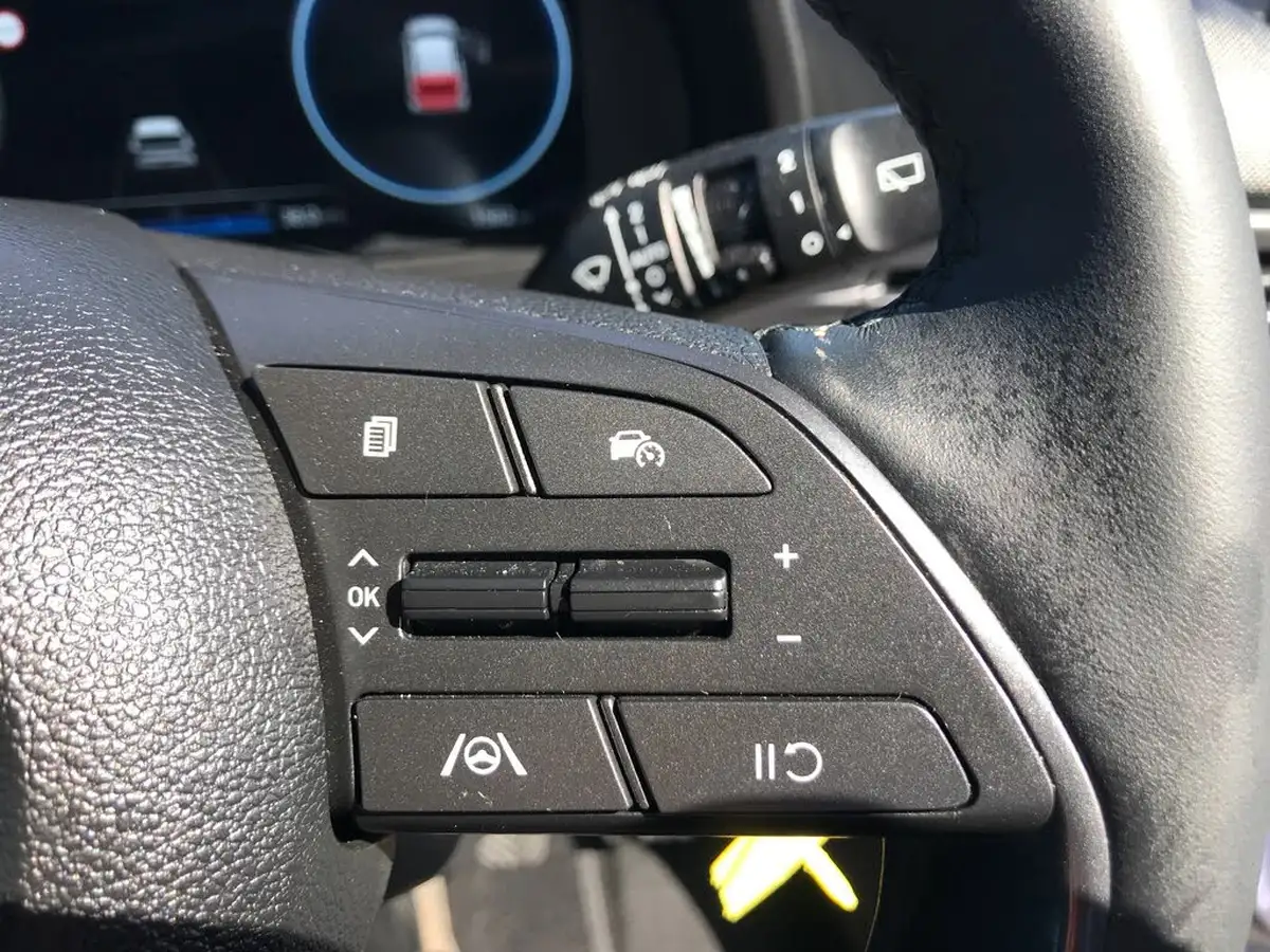 2025-hyundai-i20-10-t-gdi-premium-big-26