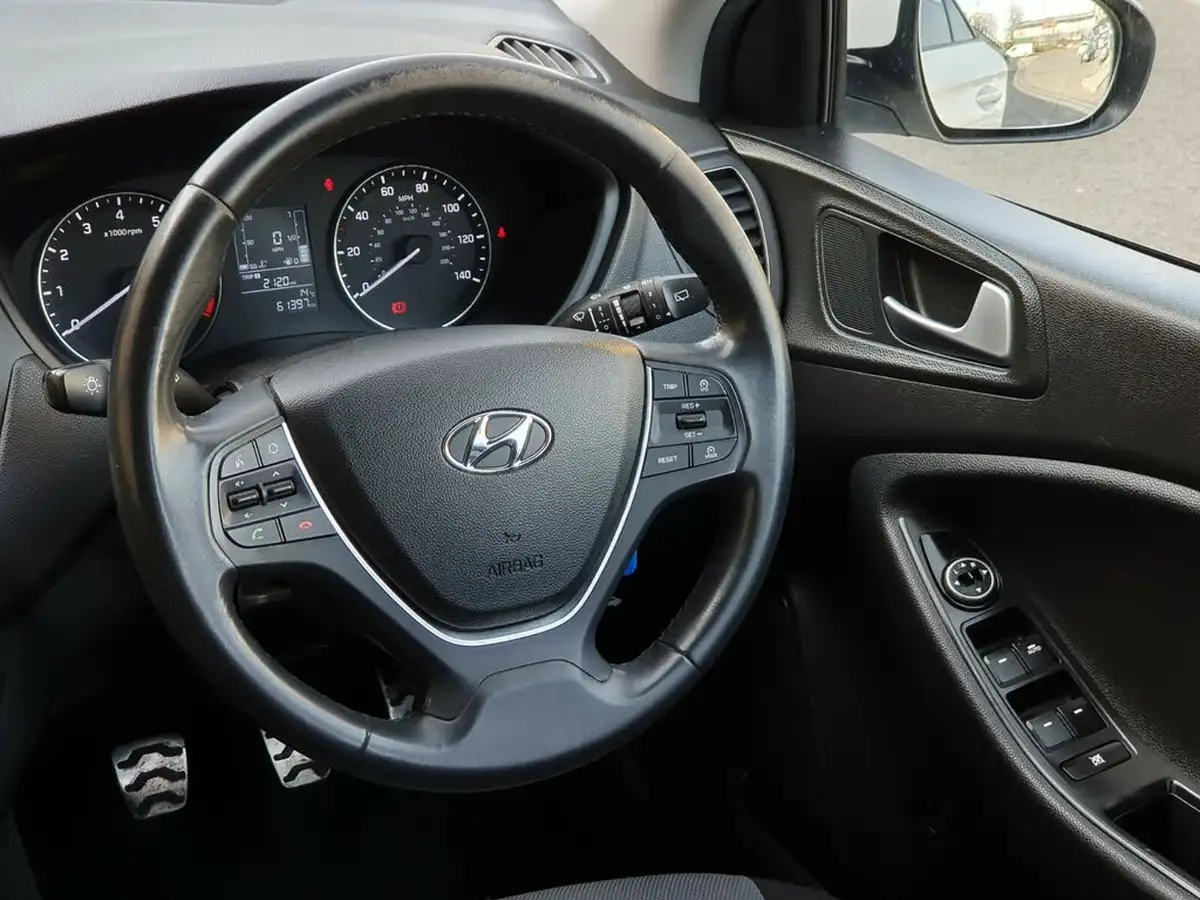 2016-hyundai-i20-10-active-big-17