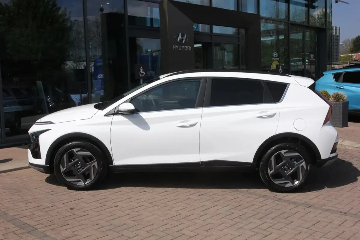 2024-hyundai-bayon-10-t-gdi-premium-100ps-two-tone-roof-big-4