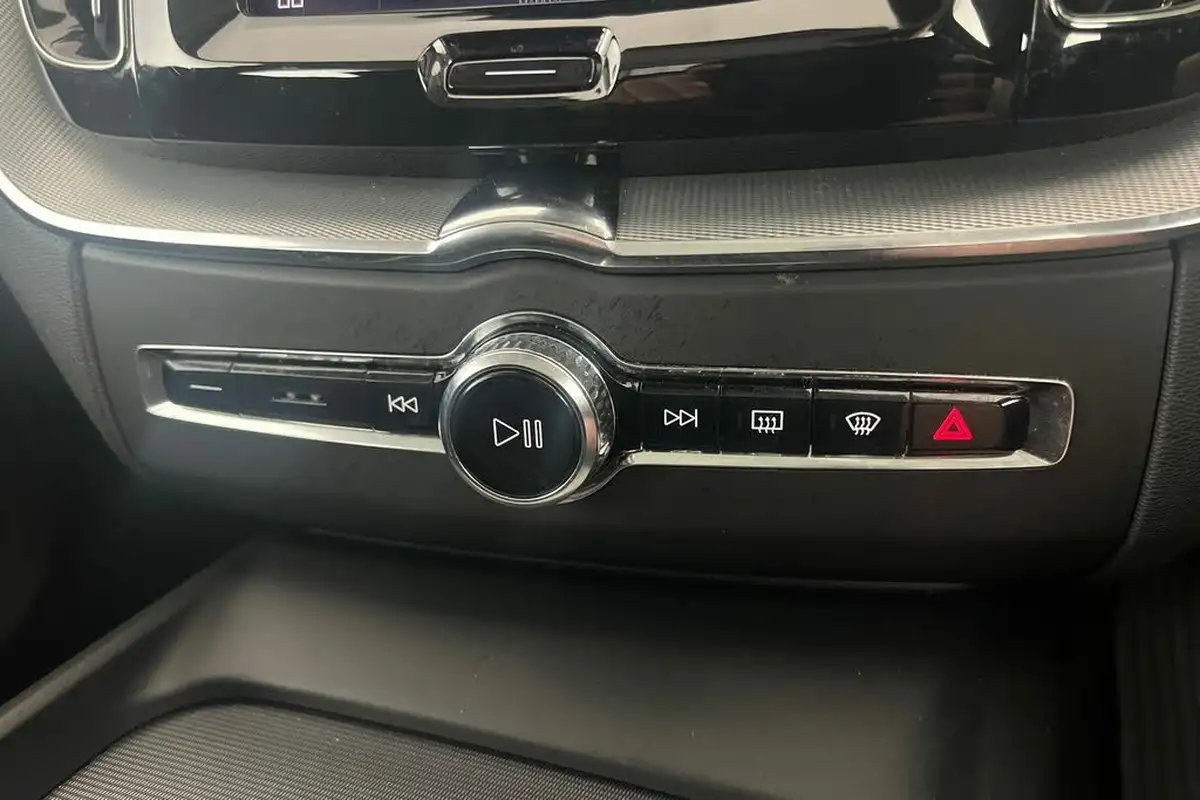 2022-volvo-xc60-20-b5-core-big-13