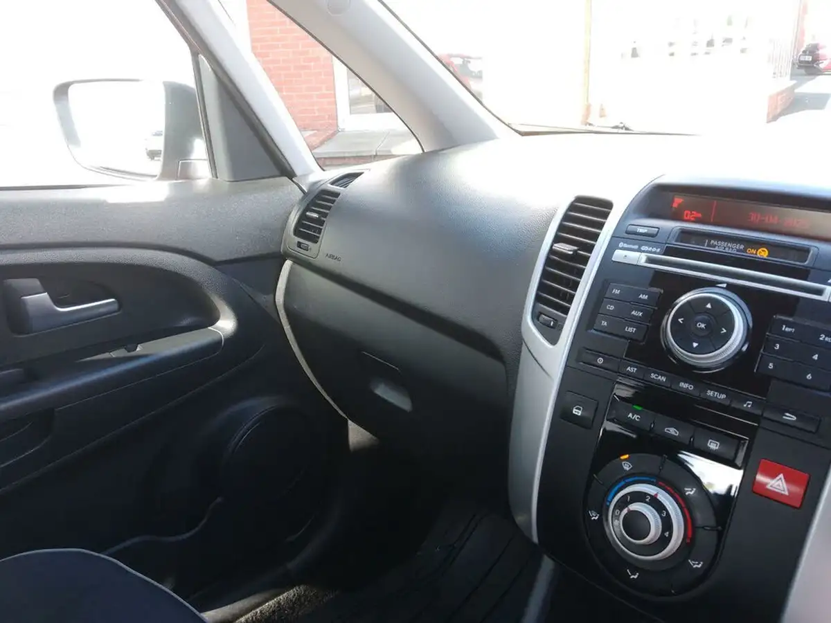 2012-kia-venga-16-2-big-25