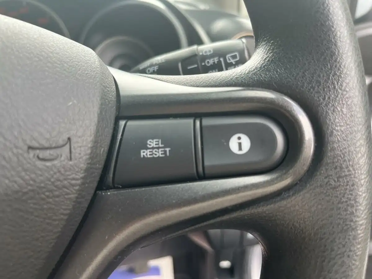 2012-honda-jazz-14-es-big-27