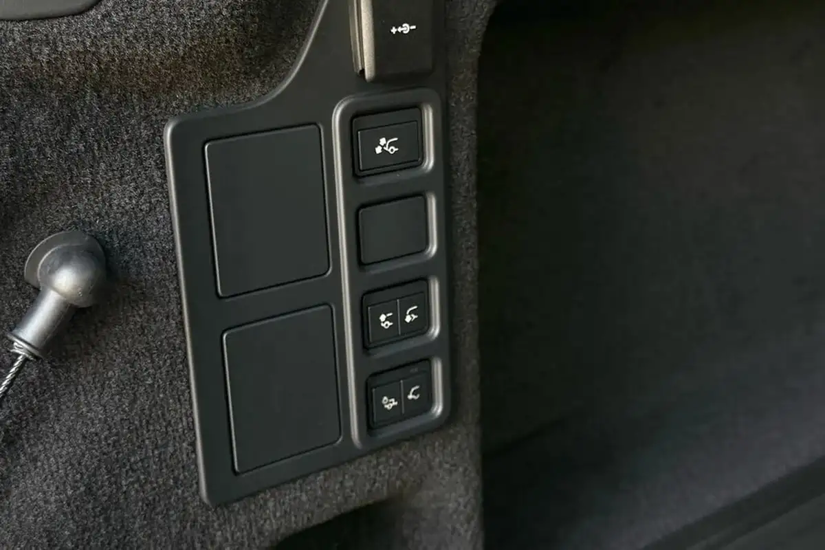 2025-land-rover-discovery-30-d350-commercial-se-big-33