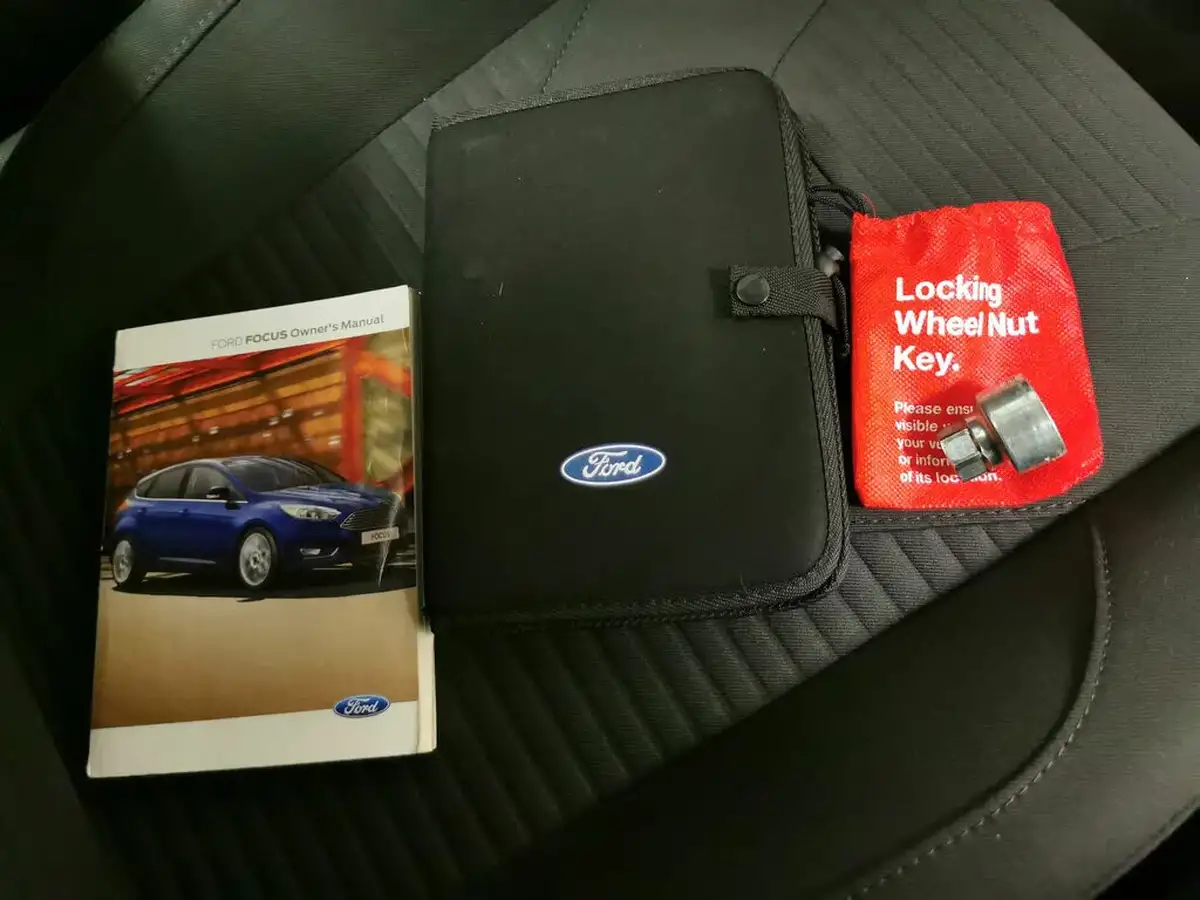 2015-ford-focus-16-titanium-estate-big-30