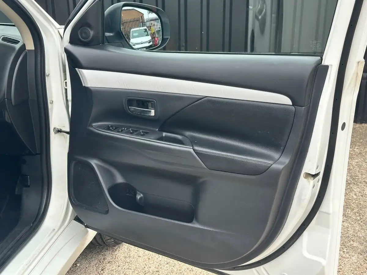 2015-mitsubishi-outlander-20-gx3h-phev-5st-big-9