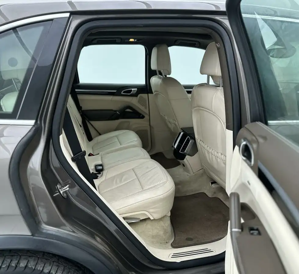 2013-porsche-cayenne-30td-big-32