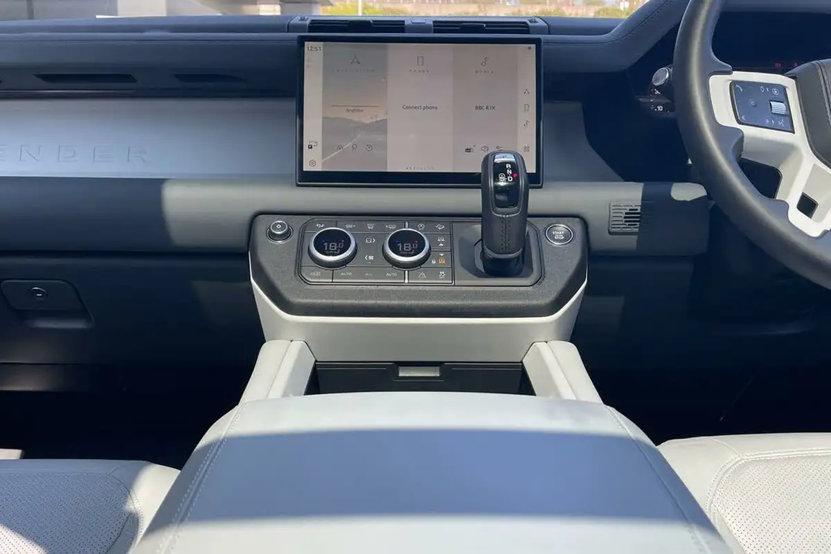 2024-land-rover-110-defender-30-d350-x-dynamic-hse-big-43