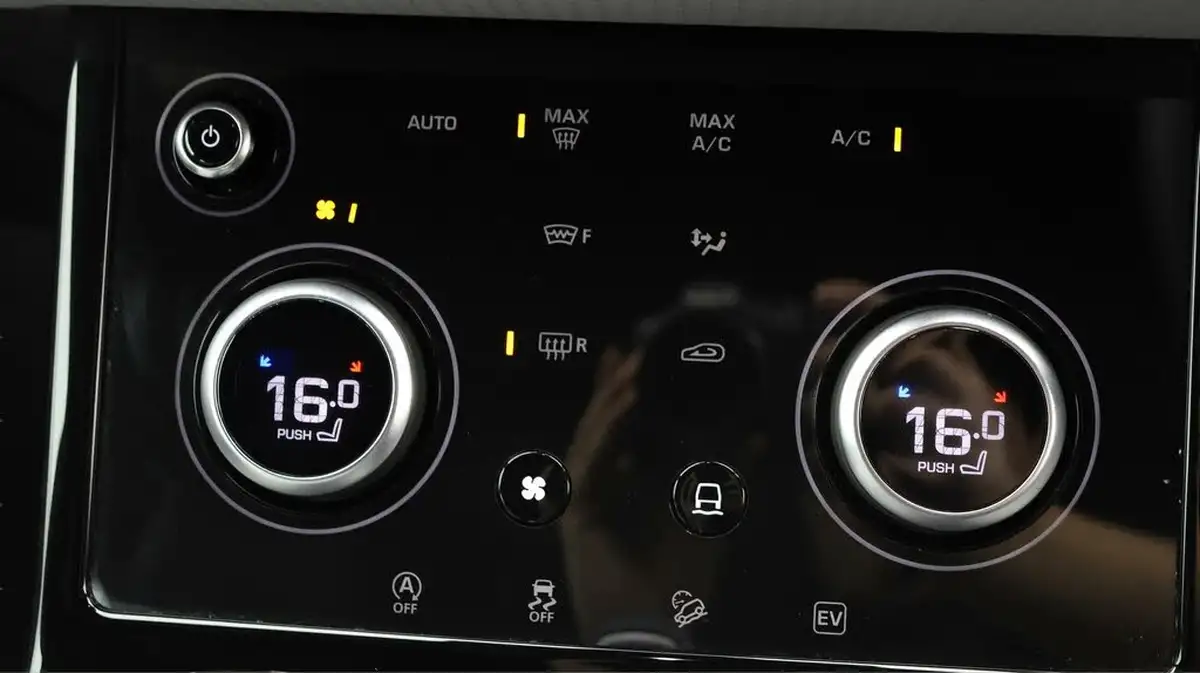 2023-land-rover-range-rover-evoque-15-p300e-r-dynamic-s-big-11