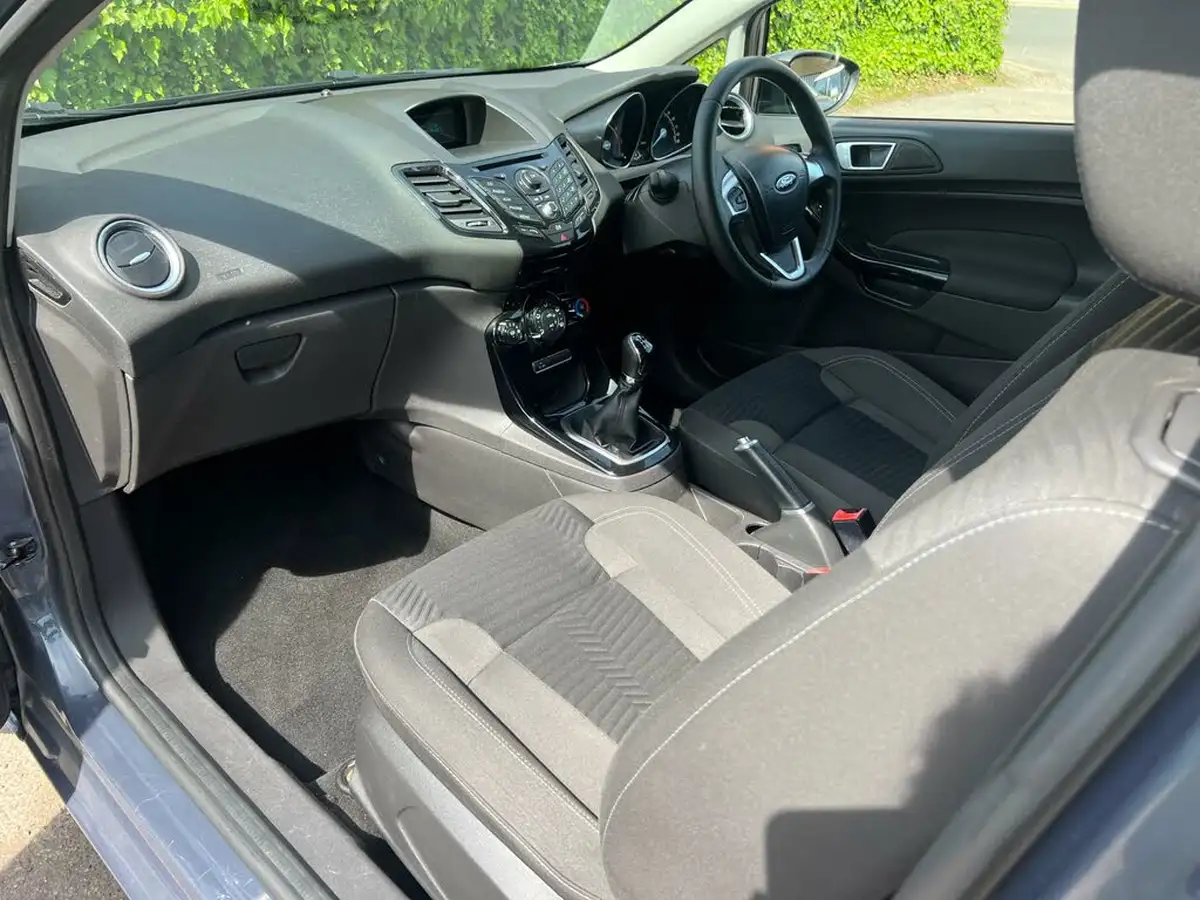 2014-ford-fiesta-10-zetec-100ps-ecoboost-ss-3d-big-13