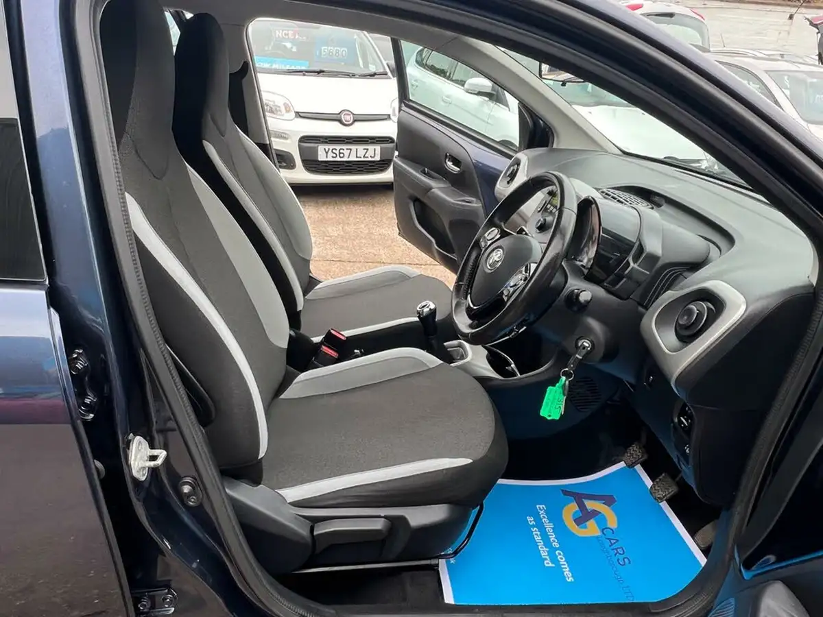 2016-toyota-aygo-10-vvt-i-x-play-68bhp-5d-big-30