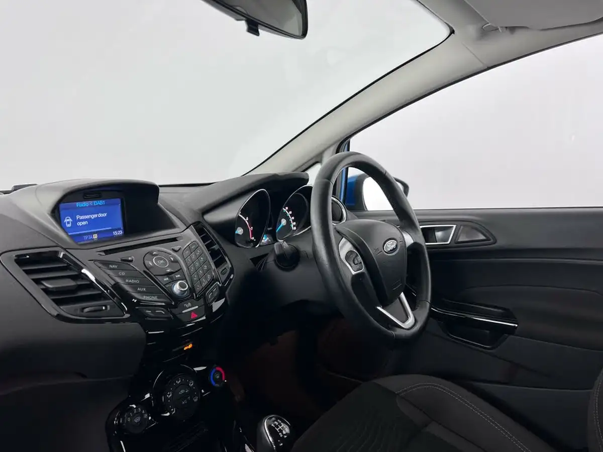 2016-ford-fiesta-125-zetec-5d-big-11