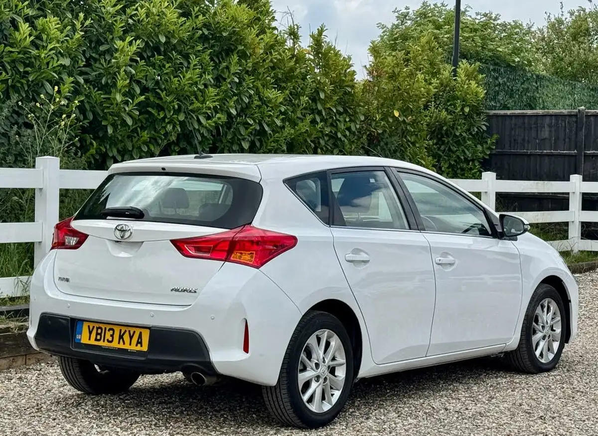2013-toyota-auris-16-icon-hatchback-big-8