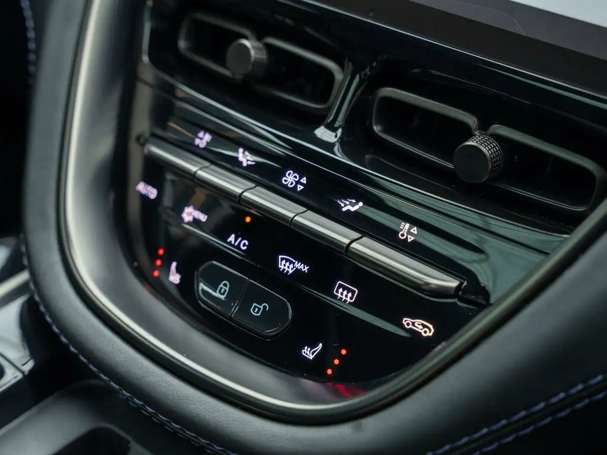2021-aston-martin-dbx-40-v8-big-11