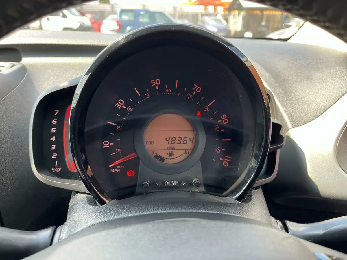 2015-peugeot-108-12-puretech-allure-hatchback-5d-big-10