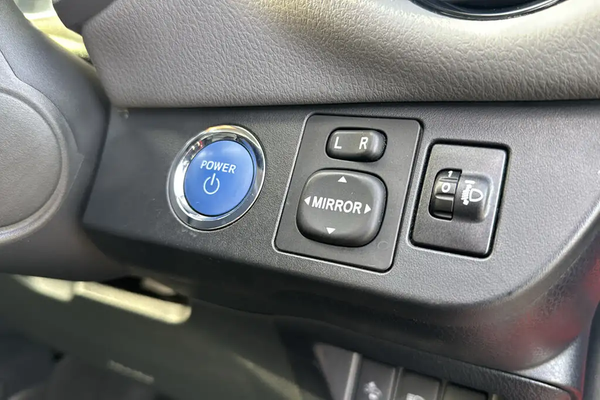 2018-toyota-yaris-15-vvt-i-icon-navi-hybrid-big-24