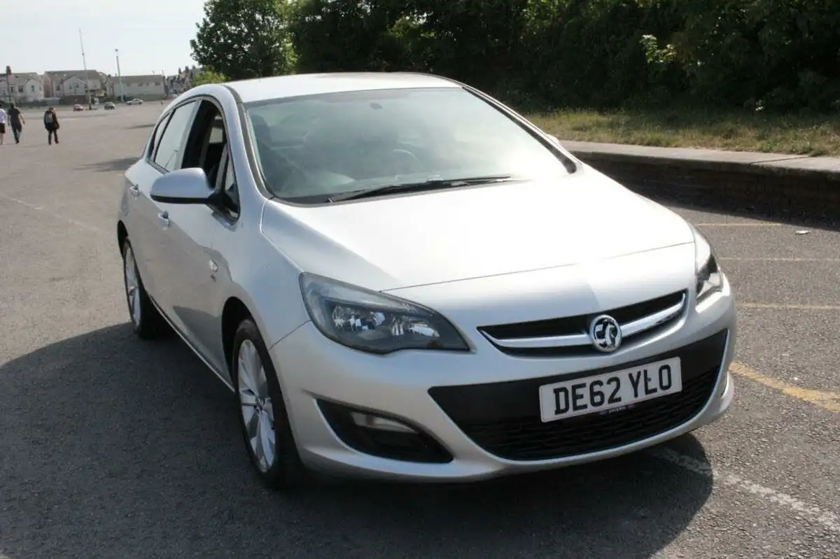 2012-vauxhall-astra-16-active-16v-vvt-big-2