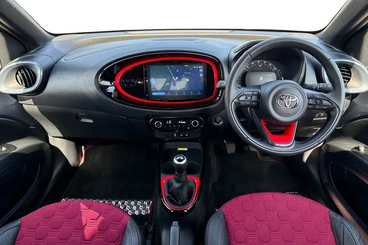 2023-toyota-aygo-x-10-vvt-i-undercover-big-9