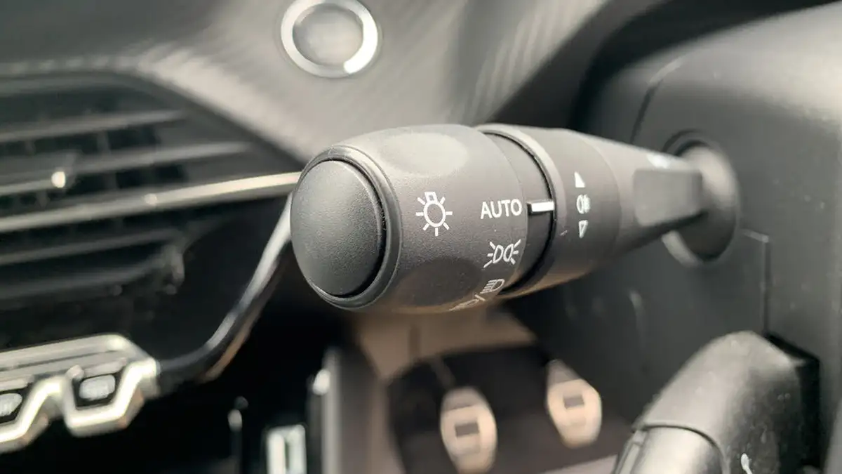 2023-peugeot-208-12-puretech-allure-premium-100ps-big-27