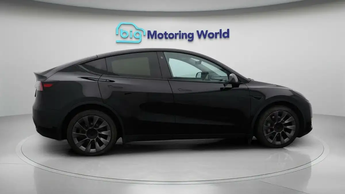 2022-tesla-model-y-e-long-range-big-8