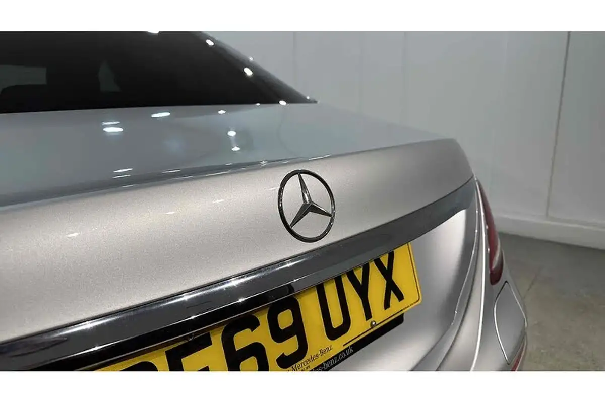 2020-mercedes-benz-e-class-20d-e300de-amg-line-premium-eq-power-saloon-4d-big-17