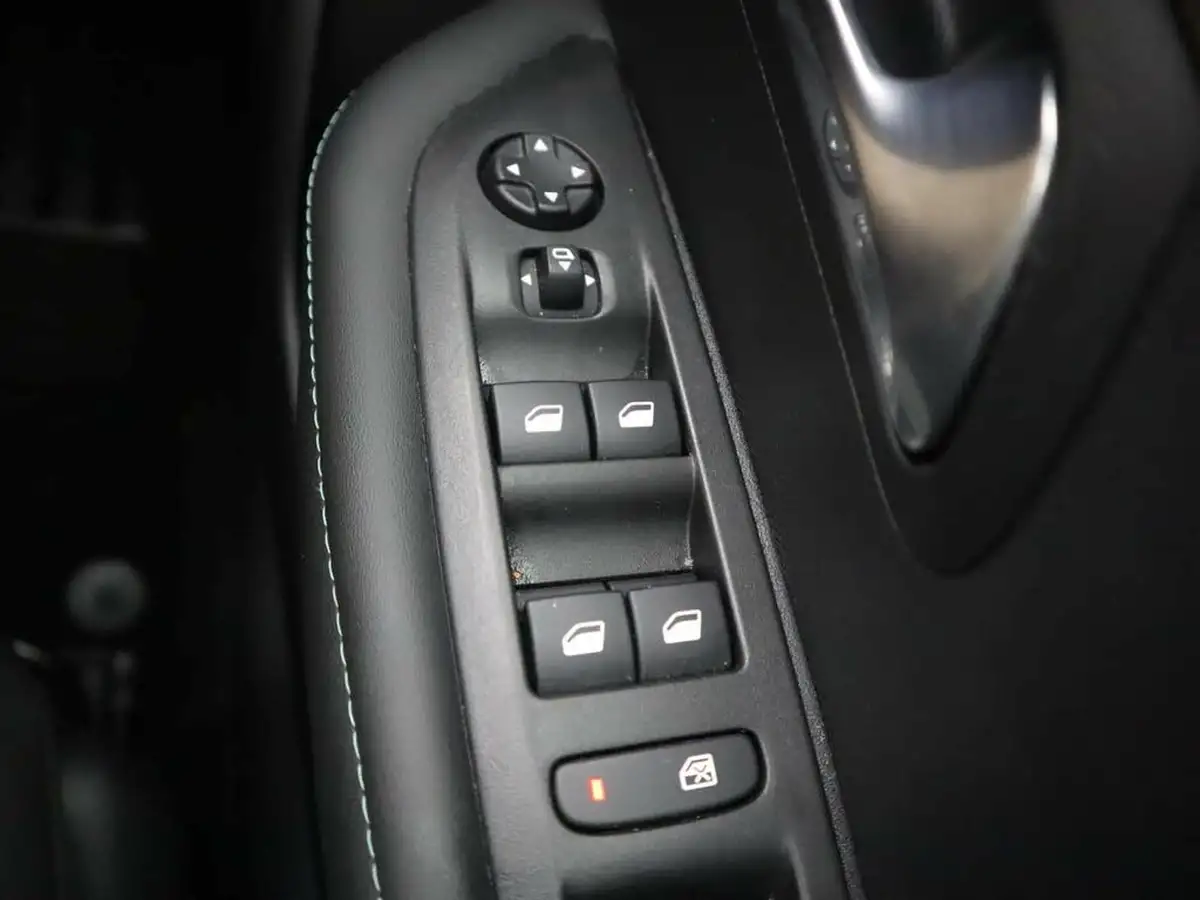 2023-peugeot-208-12-puretech-allure-premium-100ps-eat8-big-37