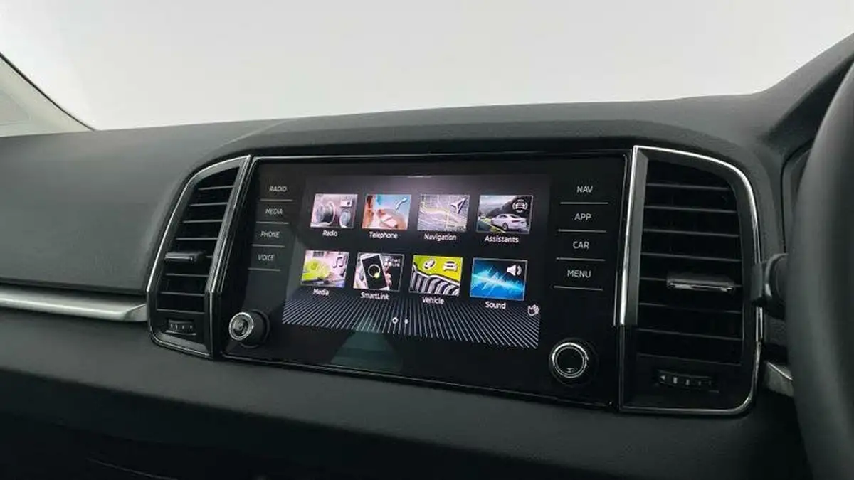 2023-skoda-karoq-15-tsi-se-drive-big-17
