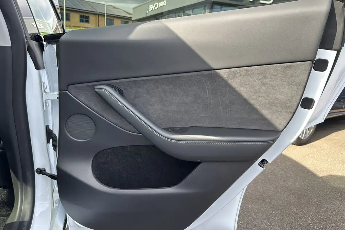 2022-tesla-model-y-e-long-range-big-28