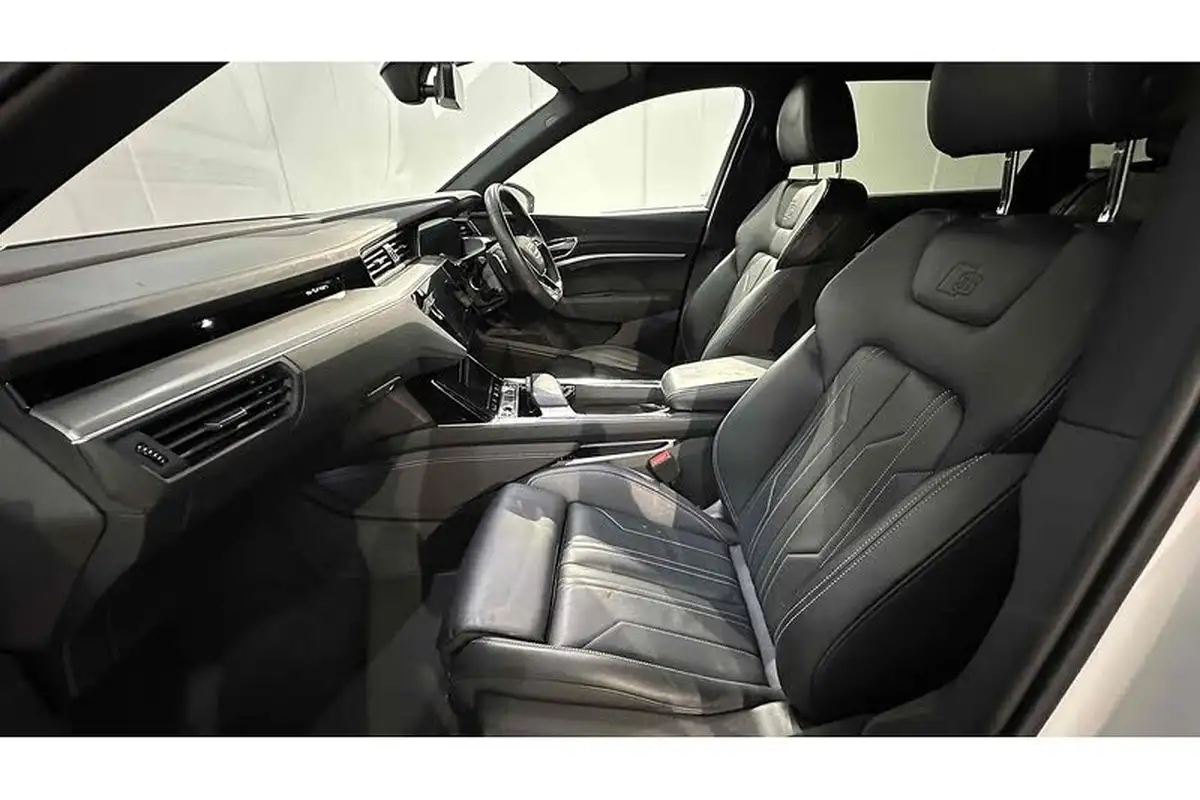 2022-audi-e-tron-50e-black-edition-station-wagon-big-21