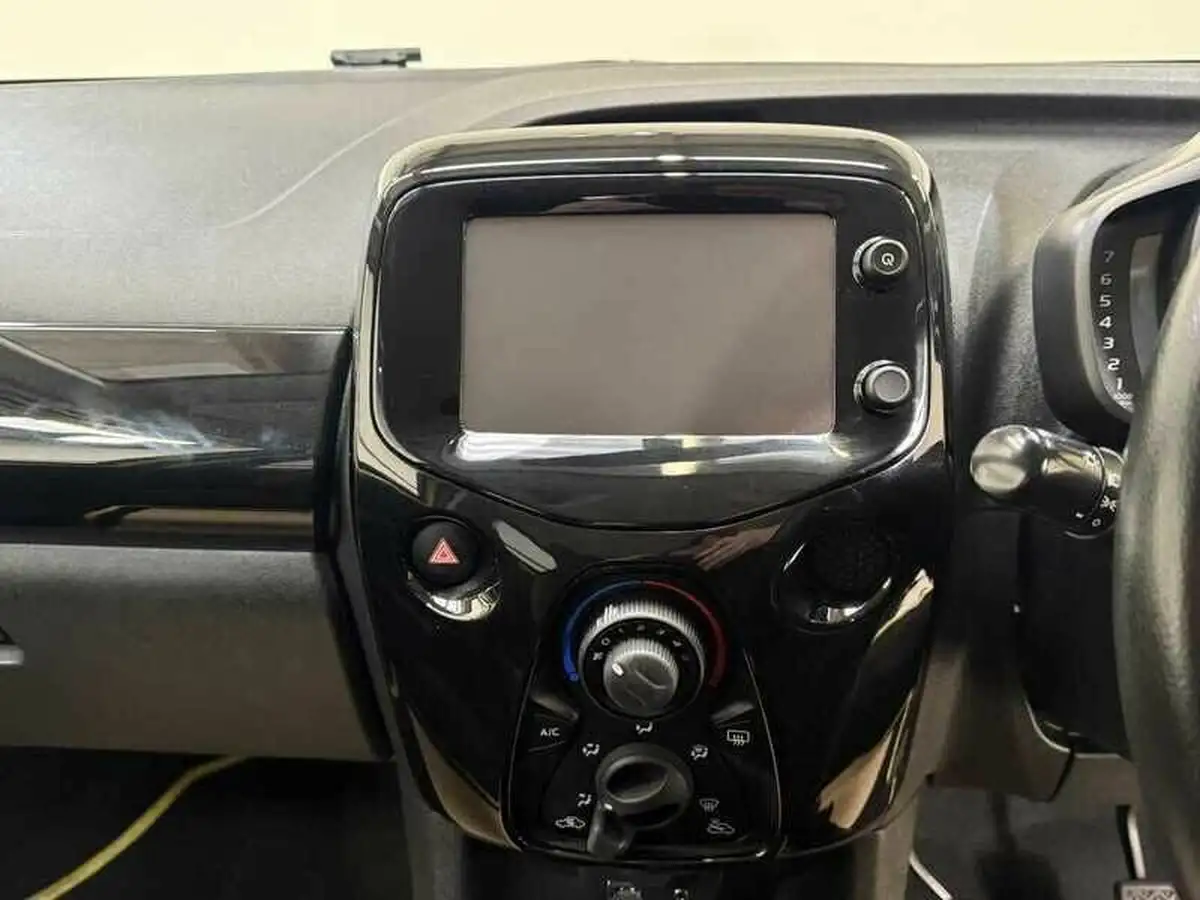 2017-toyota-aygo-10-vvt-i-x-cite-3-bi-tone-yellow-5d-big-13