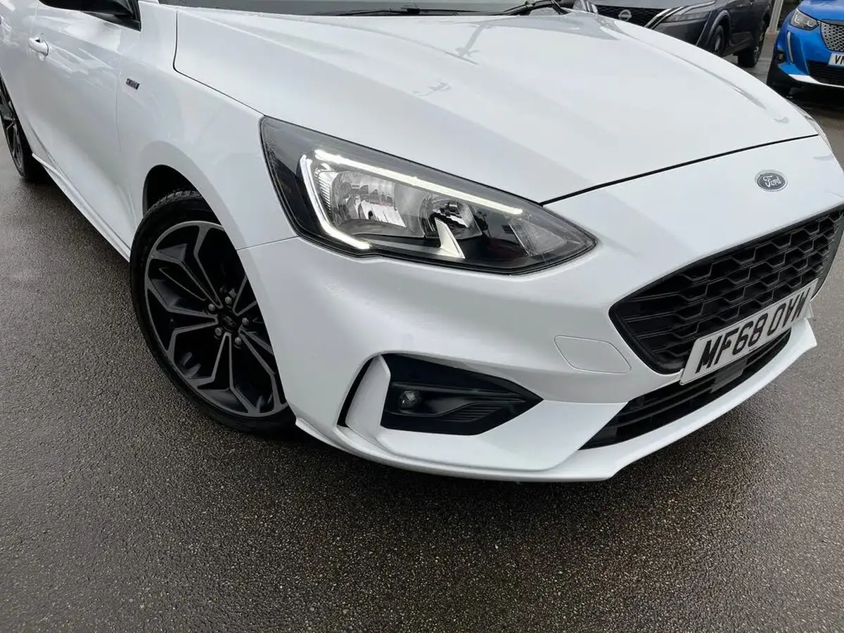 2018-ford-focus-15-st-line-x-hatchback-big-37