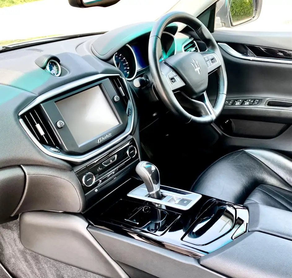 2017-maserati-ghibli-30td-big-18