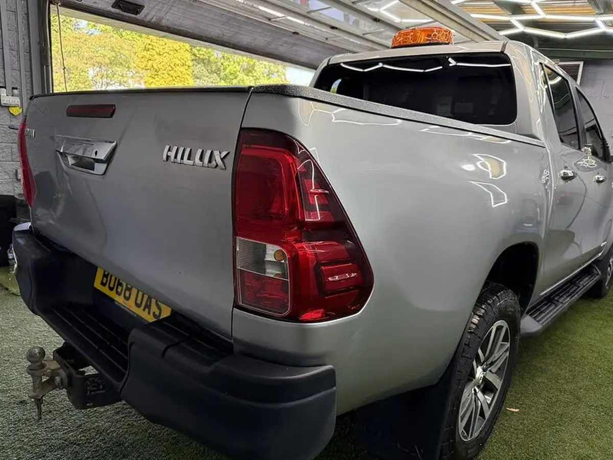2018-toyota-hi-lux-24d-invincible-ss-auto-big-8