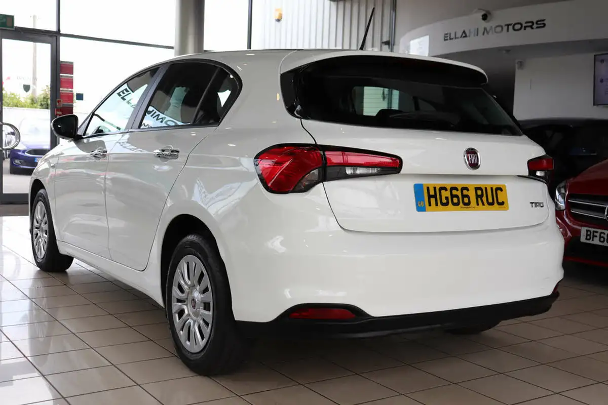 2016-fiat-tipo-14-easy-hatchback-big-5
