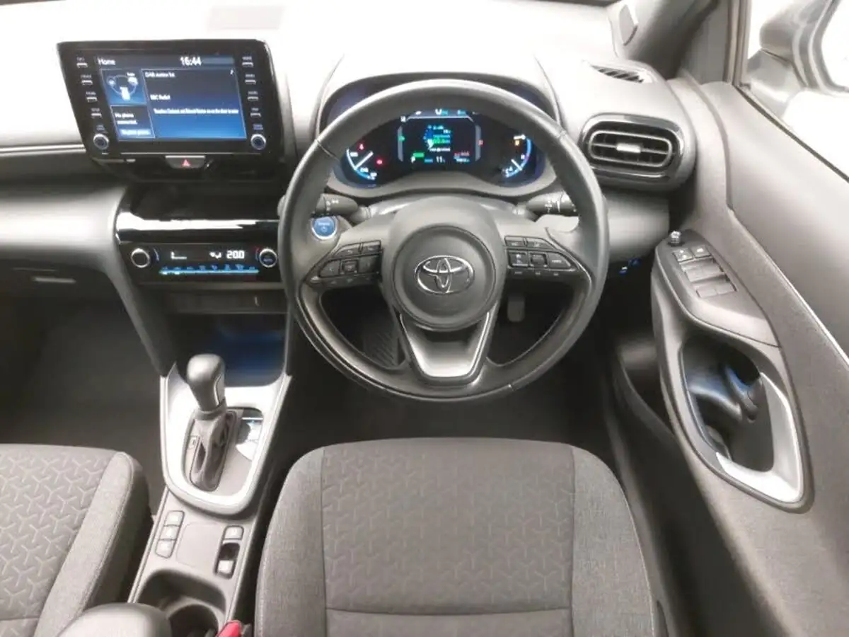 2021-toyota-yaris-15-vvt-i-design-panoramic-roof-big-6