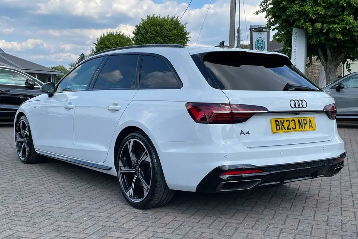 2023-audi-a4-avant-20-40-tfsi-black-edition-big-5