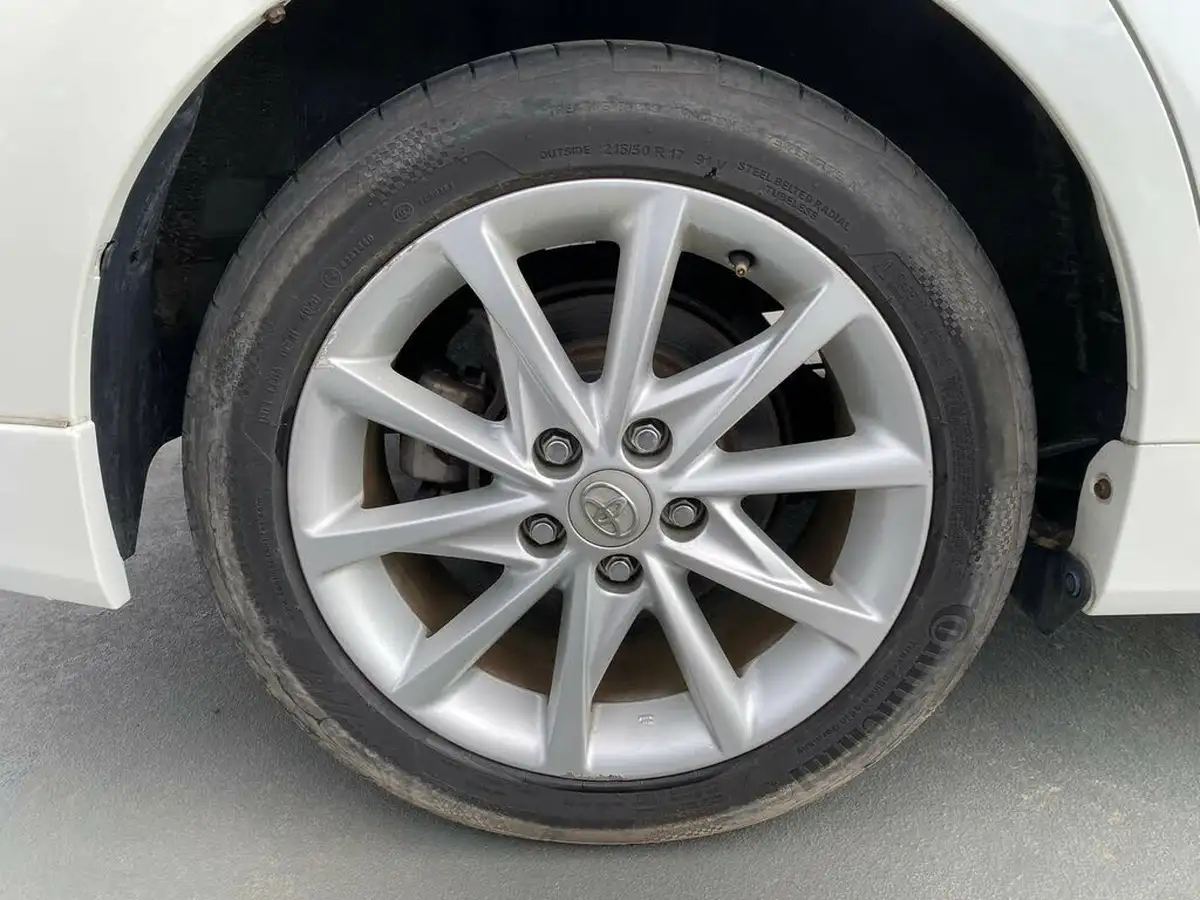 2015-toyota-prius-big-31