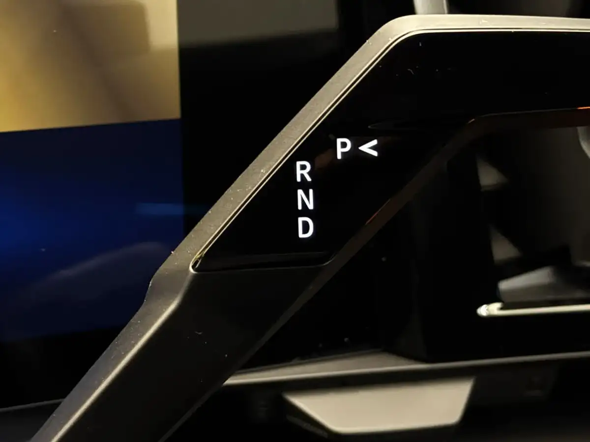 2025-renault-megane-e-tech-e-iconic-big-22