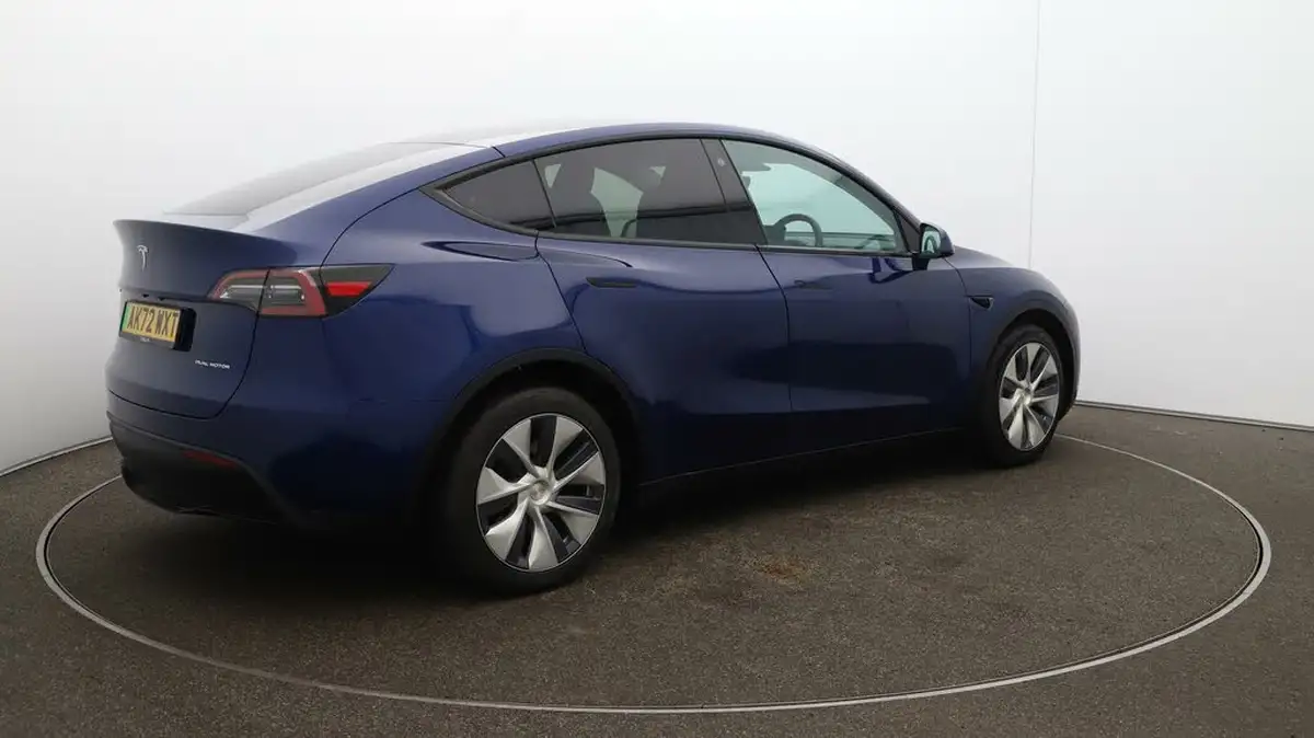 2022-tesla-model-y-e-long-range-big-53
