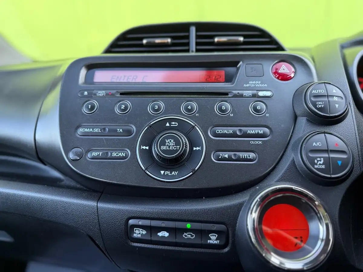2013-honda-jazz-14-es-big-19