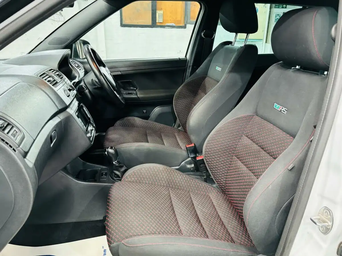 2014-skoda-fabia-14-vrs-estate-big-24
