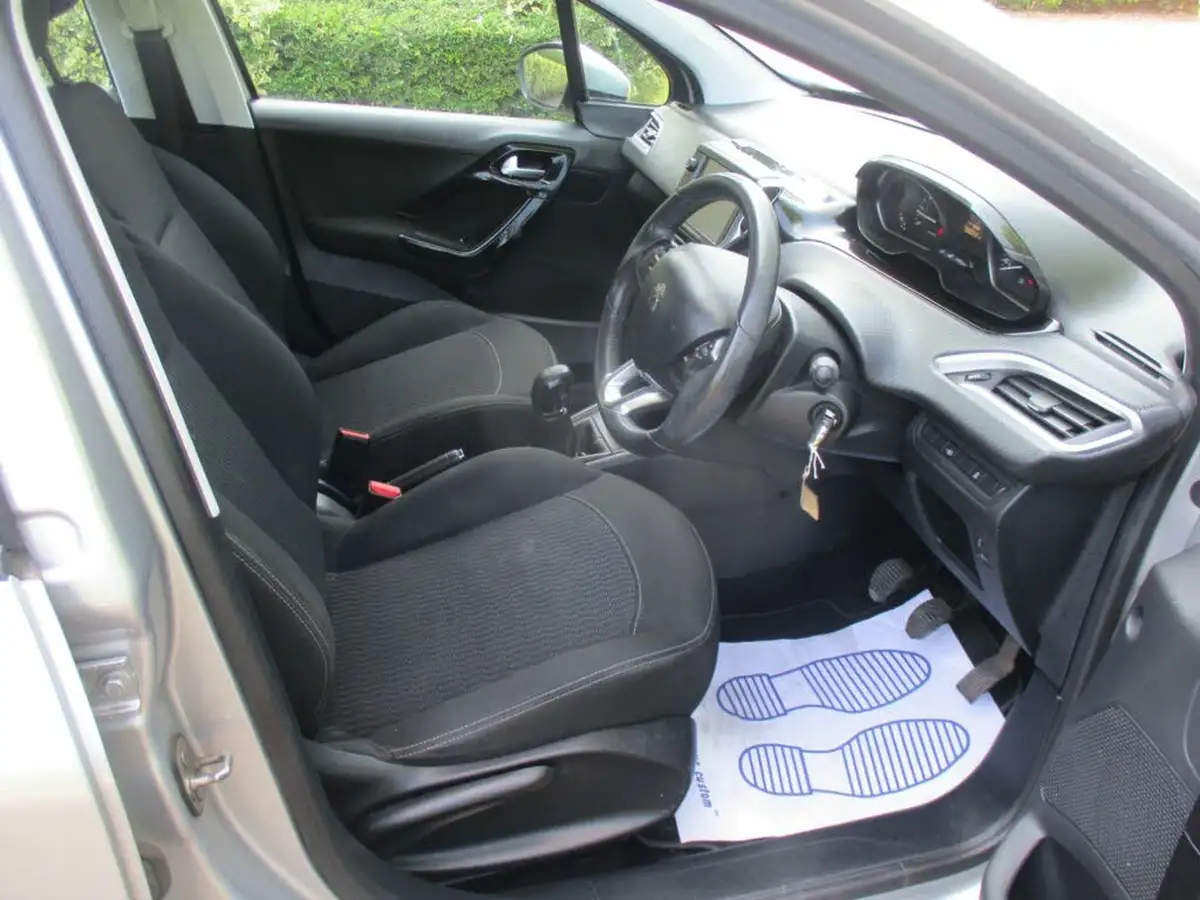 2017-peugeot-208-12-puretech-active-82bhp-5d-big-17