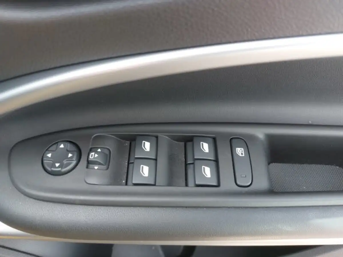 2025-jeep-avenger-12-gse-summit-e-hybrid-48v-auto-big-11