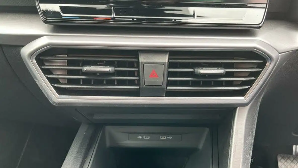 2024-seat-leon-14-e-hybrid-fr-sport-estate-big-33