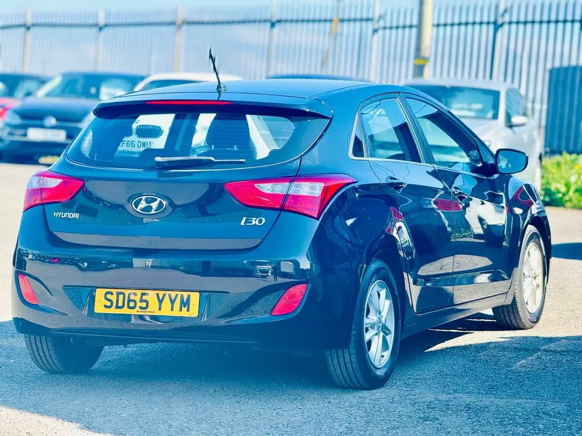 2015-hyundai-i30-16crdi-se-110ps-hatchback-big-15