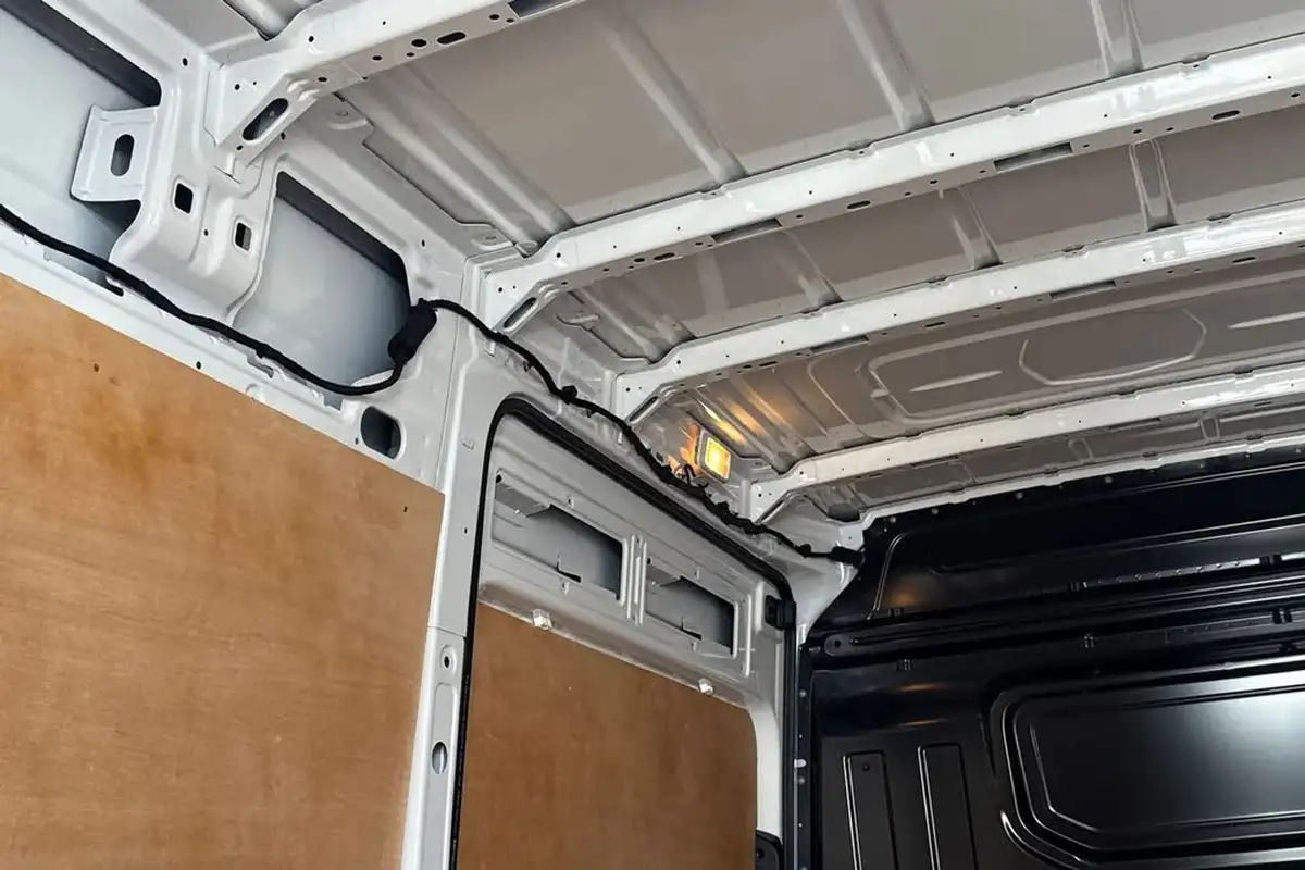 2024-volkswagen-crafter-20tdi-cr35-mwb-commerce-140pseu6d-panel-van-big-34