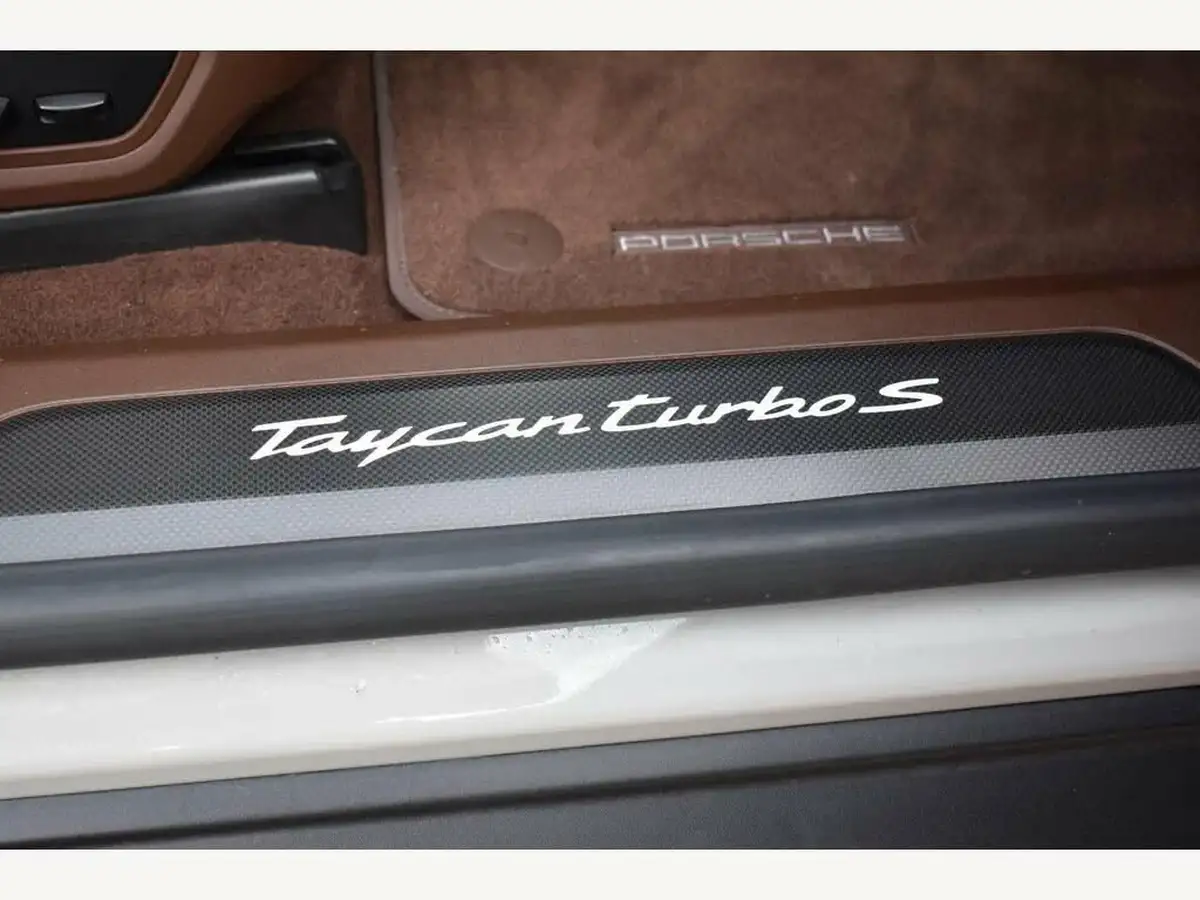 2020-porsche-taycan-e-turbo-s-big-40